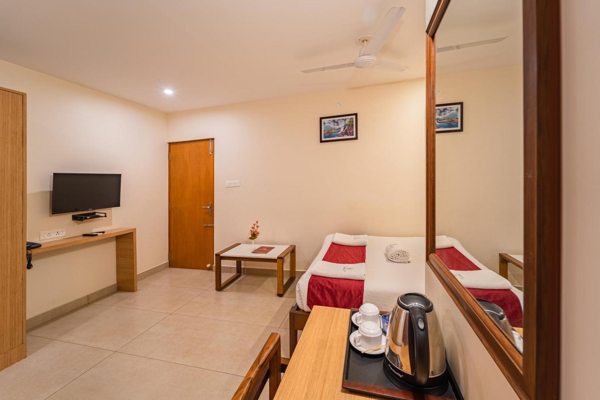 Hotel VI Park - City Centre Pondicherry Exteriör bild