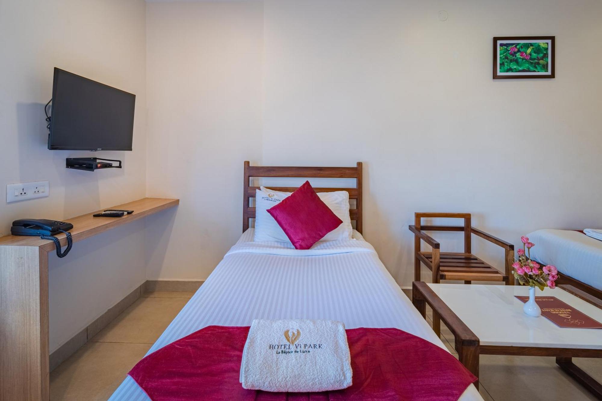 Hotel VI Park - City Centre Pondicherry Exteriör bild