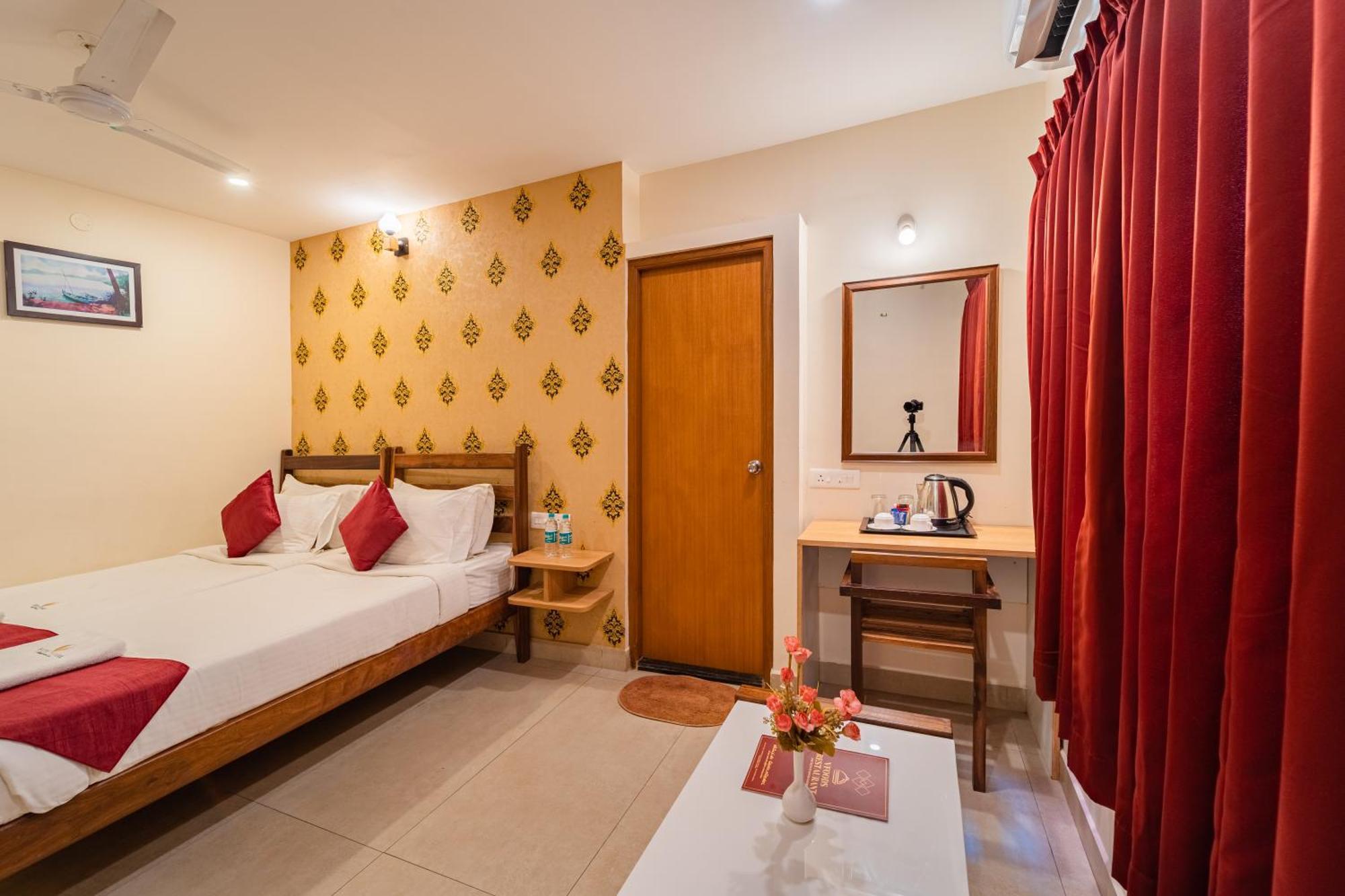 Hotel VI Park - City Centre Pondicherry Exteriör bild