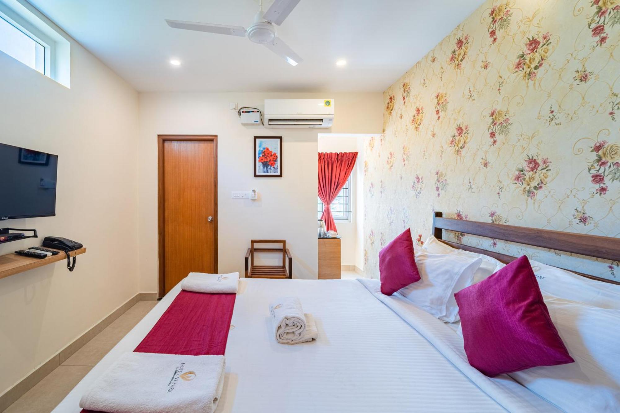 Hotel VI Park - City Centre Pondicherry Exteriör bild